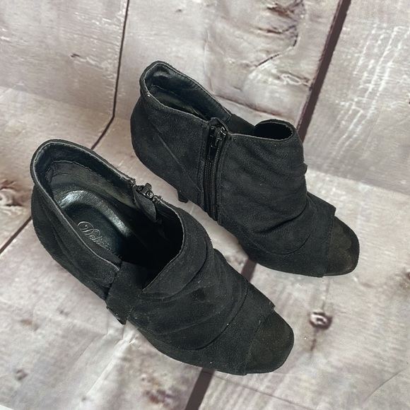 Delicious suede booties in 7.5 - Picture 2 of 8